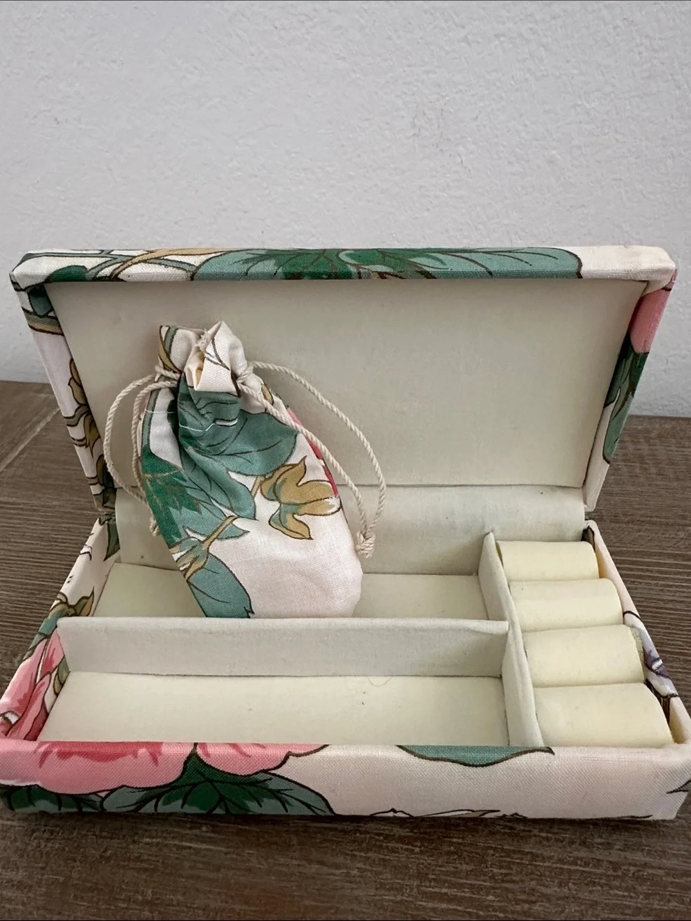 Young Girl’s Cultured Pearl Necklace in Cream with Floral Pouch and Jewelry Box
